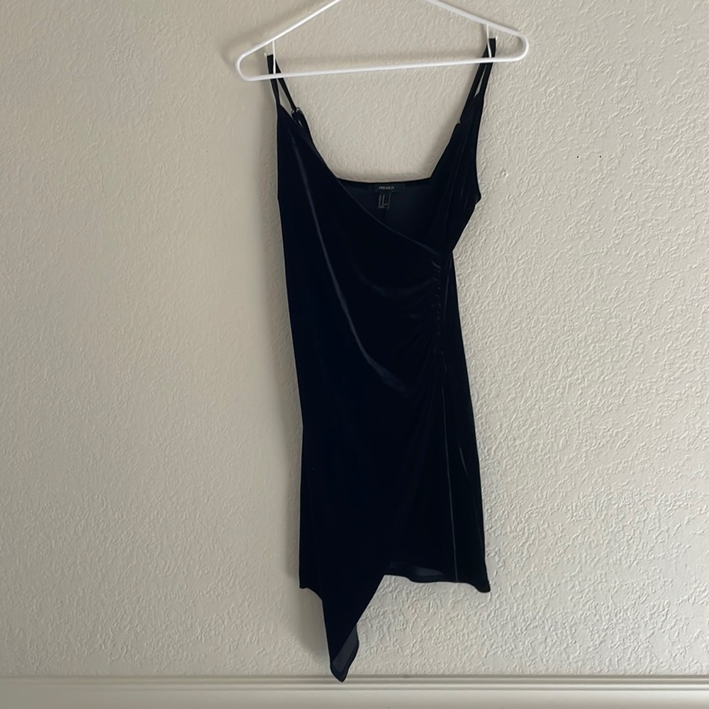 Forever 21 | Black right velvet dress